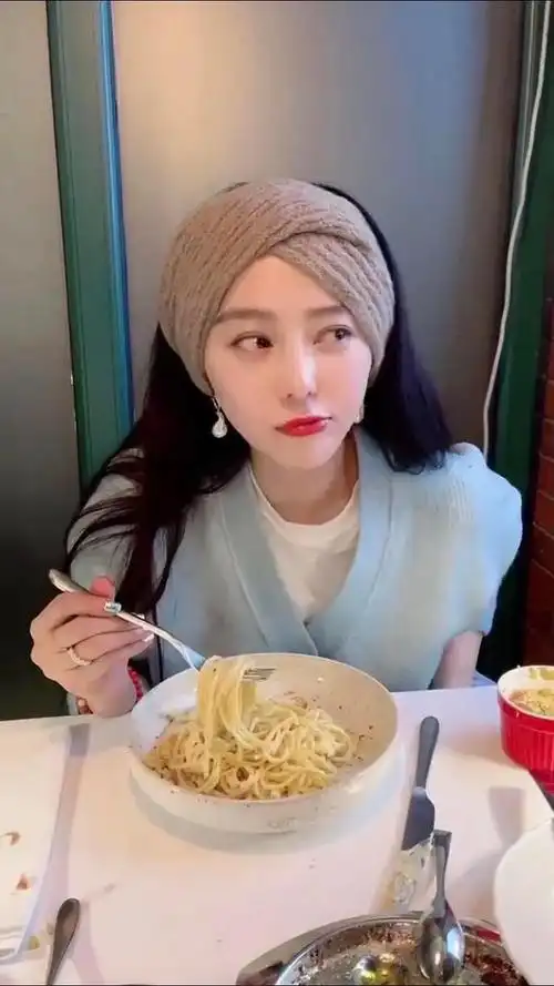 范冰冰拍吃饭视频,看身材应该是真吃,网友:这状态很像孕期嘴馋