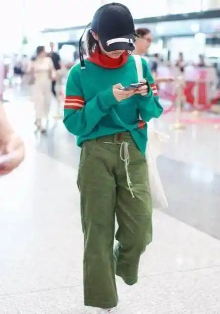 张子枫凹新造型我们看不懂,快奔三的谭松韵比00后还要潮_牛仔_外套