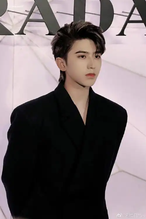 这个造型真的把蔡徐坤霸气的气场都给显示出来了,不愧是红毯压轴啊