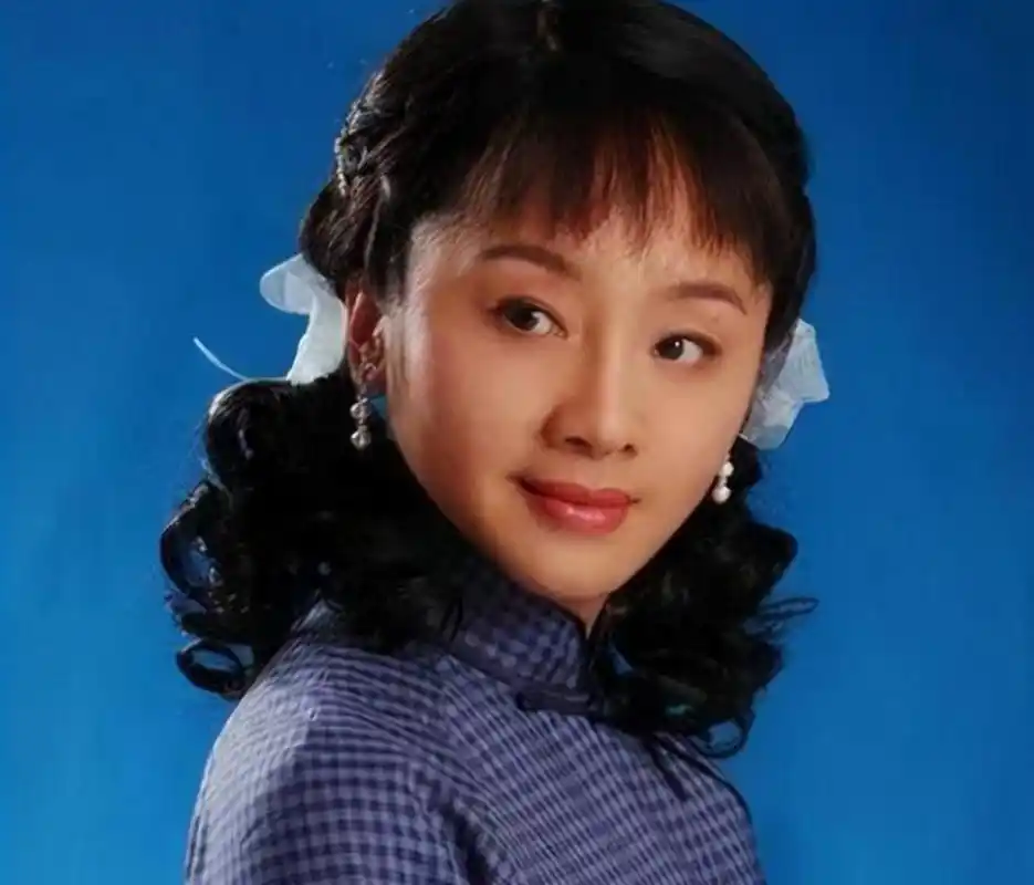 演员唐静:前夫再婚时内心崩溃,抱着儿子痛哭,今后对婚姻不再有幻想!