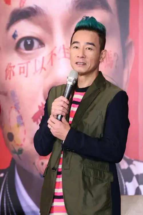 原创 陈小春今晚开唱,场馆外墙被涂辱骂字句,为保安全预备防弹背心