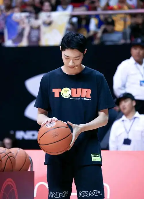 赖冠霖同台偶像库里 首次直播互动人气爆棚_篮球