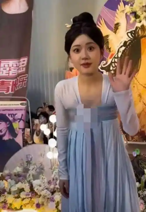 只见和粉丝共庆杀青时还脸圆圆,下巴方方,脖子短短的赵露思在杀青特辑