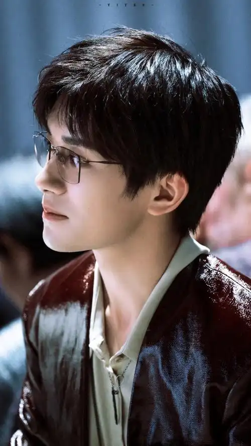 易烊千玺复古红皮衣##易烊千玺二三逢时戢鳞风起##vogue时尚之力驶後