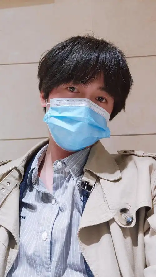 组图罗俊林不一样的颜色发型自拍时尚生活照曝光