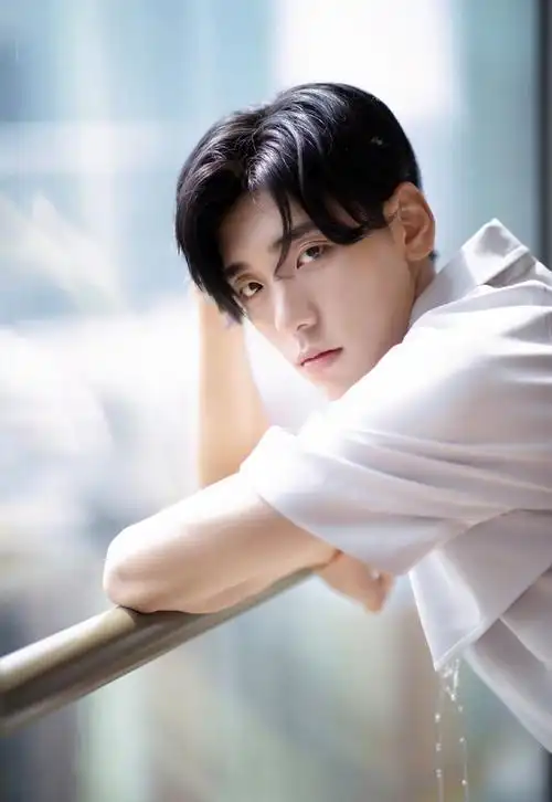 王子异纯白套装帅气写真图片