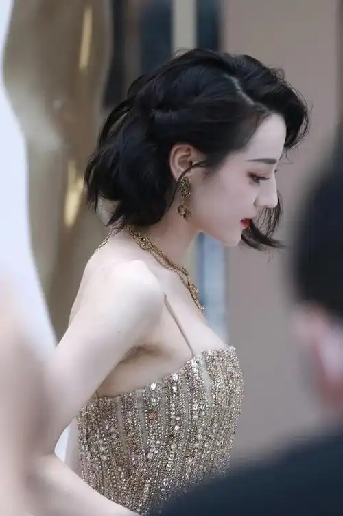 迪丽热巴短发侧颜好美