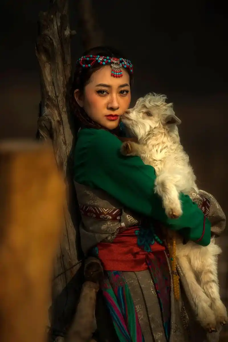 你的光辉照亮了草原,你的笑声透彻诸天.#人像摄影 #原创摄影 - 抖音