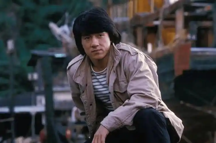 成龙70岁生日回应头发胡子都白了