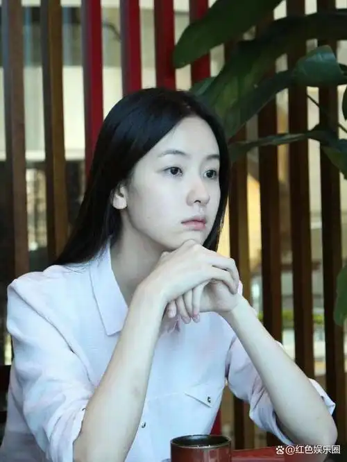 陈都灵早期旧照曝光,年轻时清纯可人,五官立体气质独特