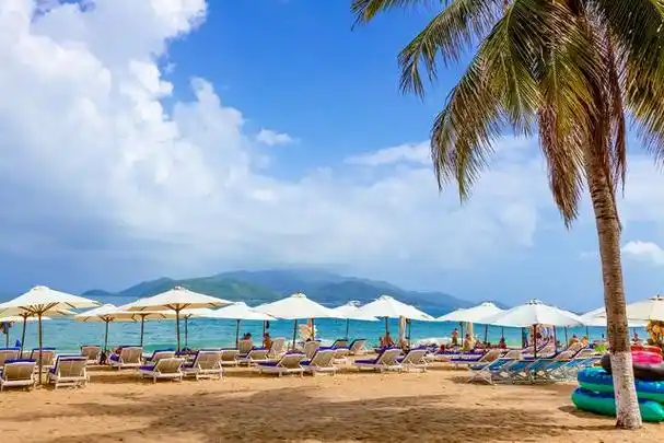 亚龙湾,这块位于中国海南岛三亚市的珍珠,是旅游者梦寐以求的热带天堂