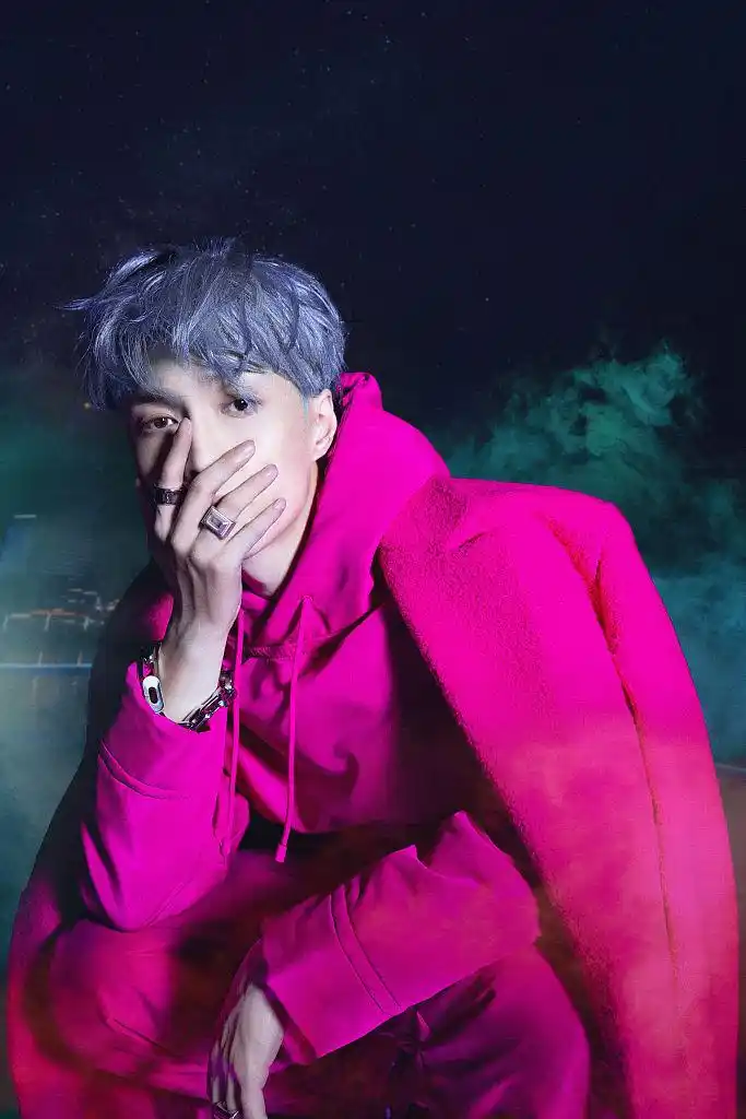 张艺兴大航海线上演唱会举行 发布紫发红衣海报氛围感拉满