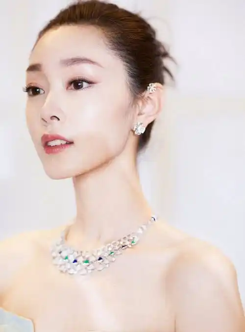 宋轶绿色镂空抹胸长裙时尚写真_衣架子_身材_网友