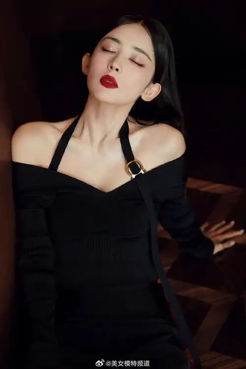 古力娜扎穿一字肩抹胸裙秀白皙天鹅颈