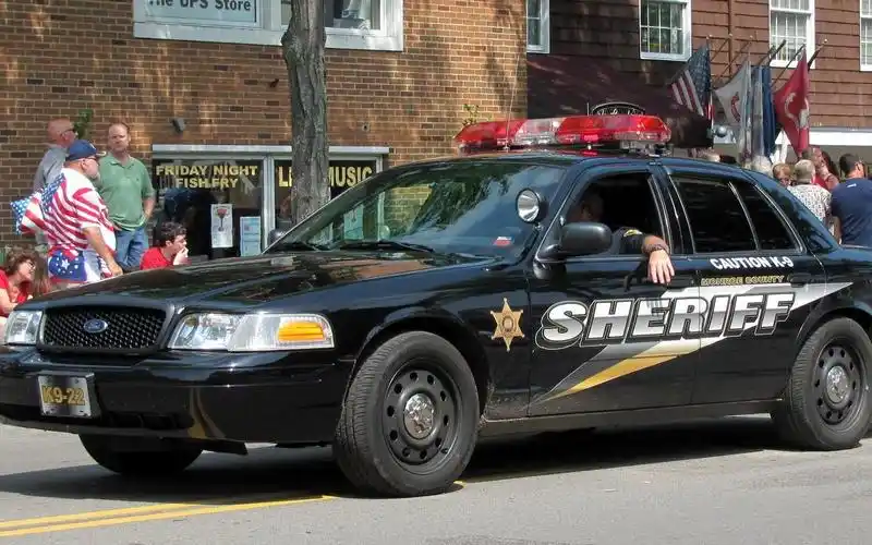 如何买到一辆美国退役警车这两种办法都可以