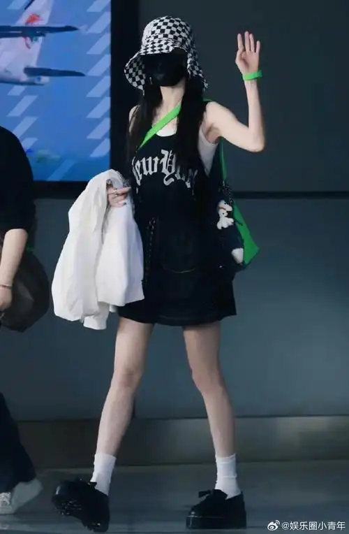 杨幂今年夏天的机场穿搭,舒服又漂亮!|杨幂_新浪新闻