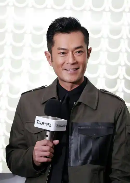 皮肤黝黑的古天乐,身着白t恤黑西装现身会场,帅气不输刘德华!