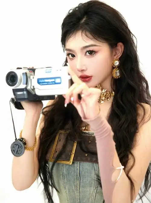 孔雪儿性感牛仔裙#孔雪儿身穿抹胸牛仔裙,手拿dv,一整个就是性感女神