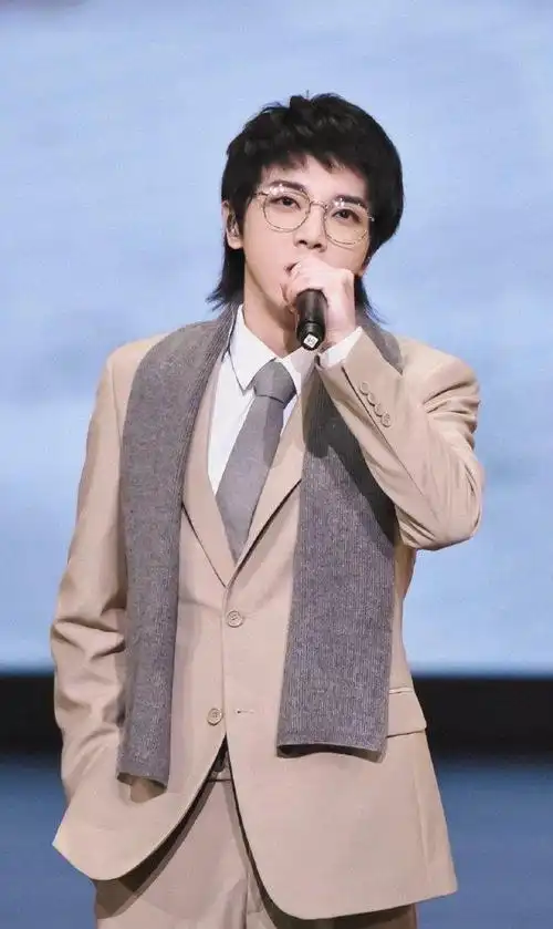 华晨宇戴眼镜妖孽盛世美颜 粉丝:大哥戴眼镜帅到让人窒息