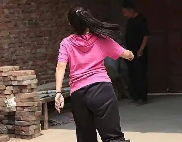 河南"巨腿女孩",小腿长瘤17公斤被截肢,婚礼迎来一个重要人物_母亲