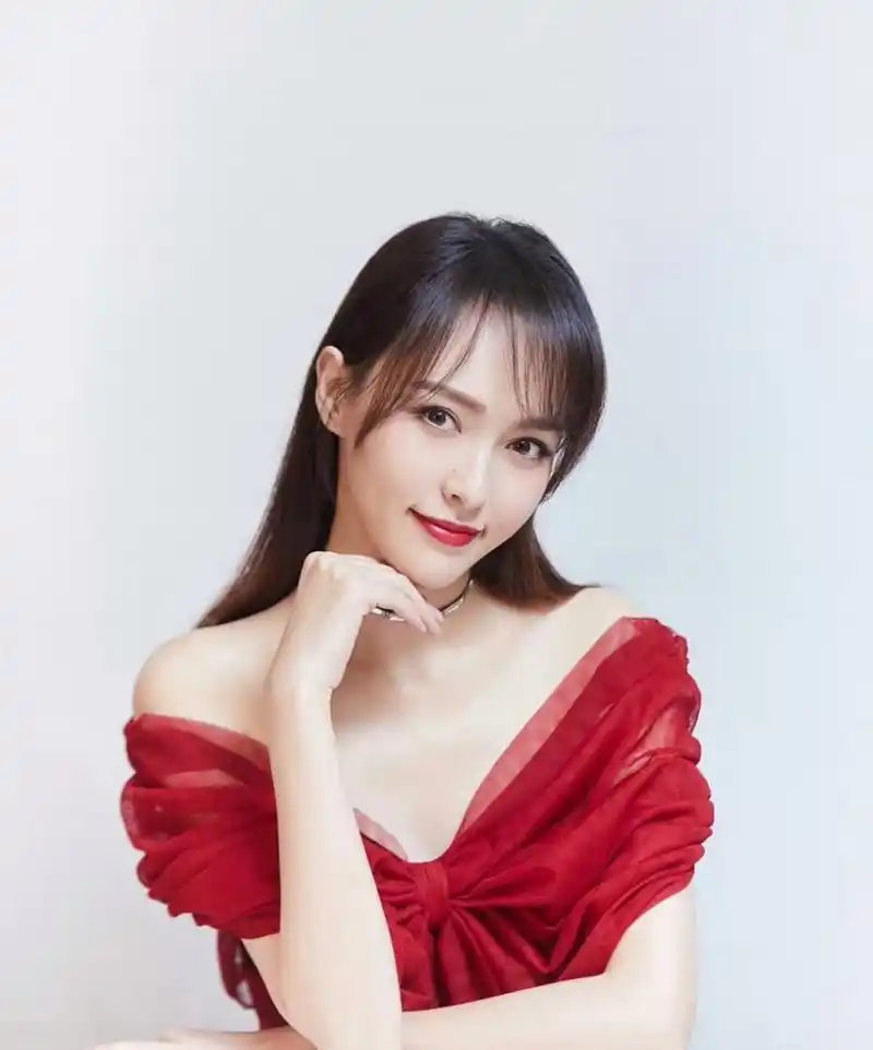 唐嫣# 一袭红色漏肩纱裙,清纯甜美的容颜,性感妖娆的身材,前凸后翘