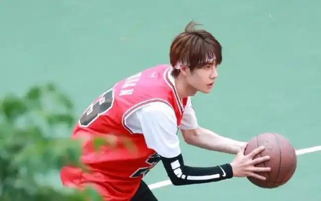 震惊,王一博打篮球竟 这样帅嘻嘻嘻