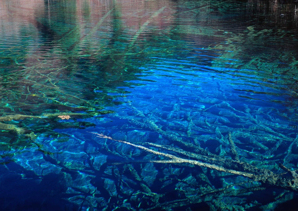 整片湖水看上去清澈见底,也特别的靓丽,能够引人入胜