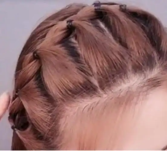 碎发多的这样扎头发,简单又时尚,轻松驾驭!
