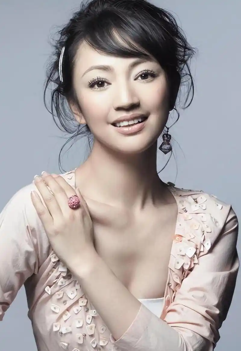 罗海琼:娱乐圈中的坚毅女强人 罗海琼,这个名字可能对许多观众来说并