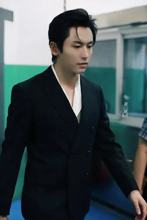 张哲瀚黑色v领西装