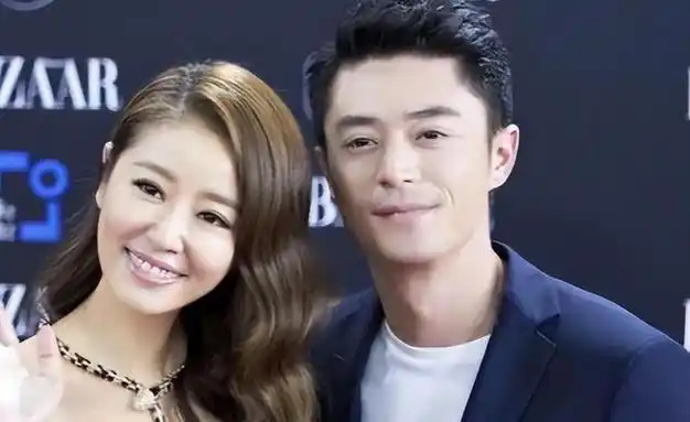 林心如和霍建华出街背爱马仕包包t恤牛仔裤这才是低调的奢华