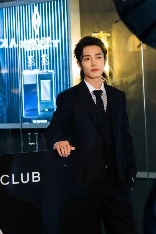 名利场上豪门贵公子如图所示《新加坡难得不加马赛克的高清图》啊啊啊