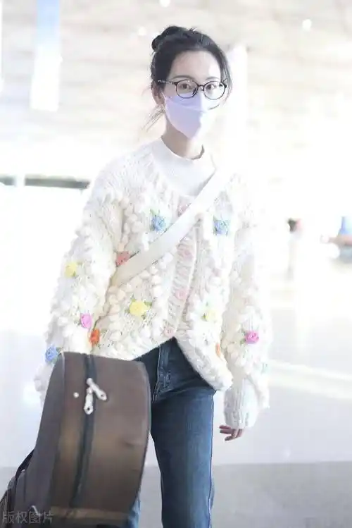 陈都灵现身首都机场,丸子头,手提吉他文艺范_北京