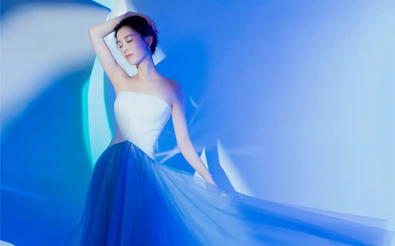 黄圣依仙气礼服性感图片桌面壁纸