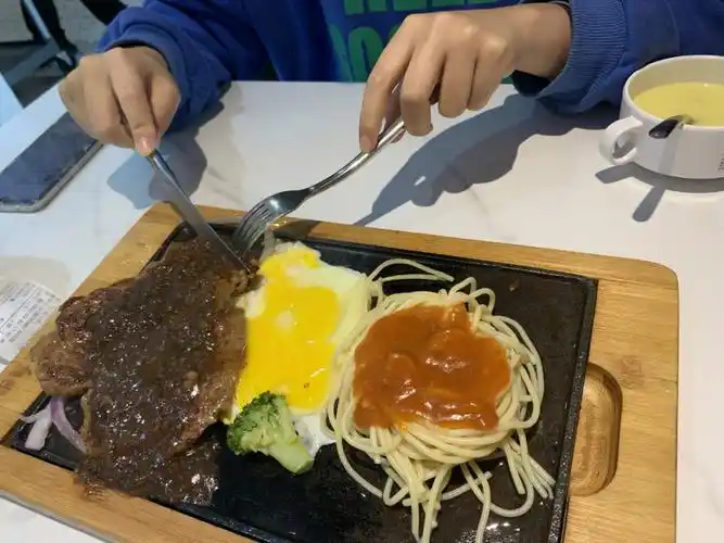 我是和我朋友一起点了一个109的情侣套餐,套餐里面有牛排,意大利