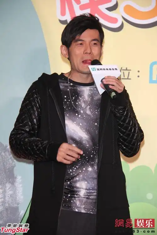 周杰伦做爱心被学童称叔叔不服老