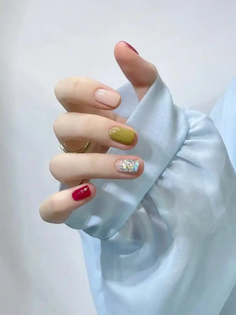 辣妹女团风美甲配色!#美甲 #指甲油 #显白颜色 #亲手晒美 - 抖音