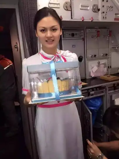 长龙航空80后空乘放下光鲜的主持人工作只为一圆飞翔梦