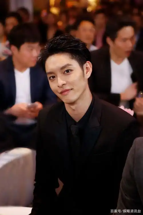 《叱咤风云》主创亮相太湖电影之夜 曹佑宁黑西装帅气有型