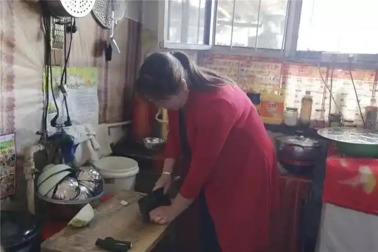 镜头直击高考陪读妈妈:蜗居50平米,全天候待命,陪战高考!看哭