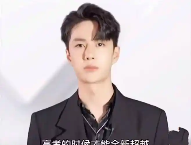 原创王一博录视频为高考生加油换了新发型太显美里面的衬衫成了亮点