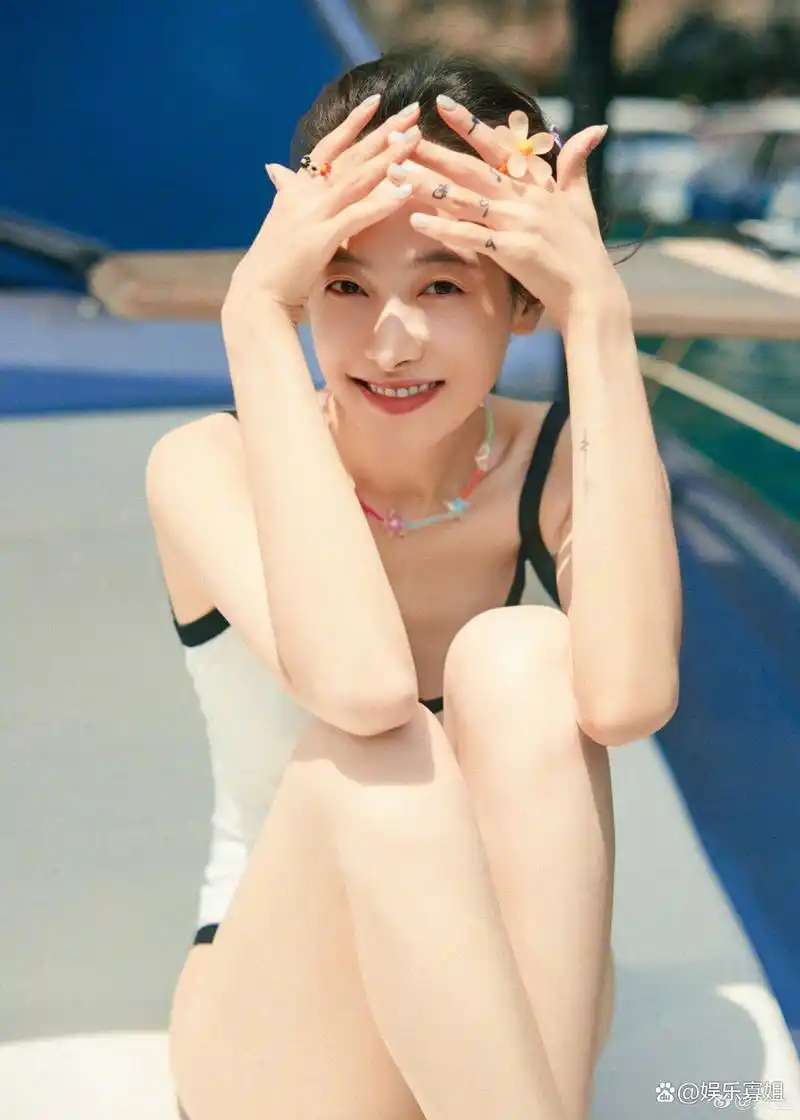 宋茜泰国泳装随拍,有海,有风,有阳光,有美女,夏日清爽感满满