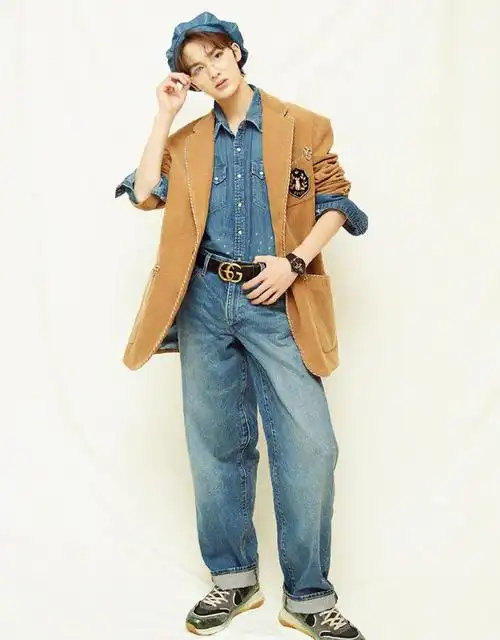 朱正廷真会玩同款西装买两件却穿出不同帅气风格