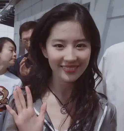 不管是精修图,还是路人拍摄的照片,刘亦菲都给人一种春风拂面的感觉.