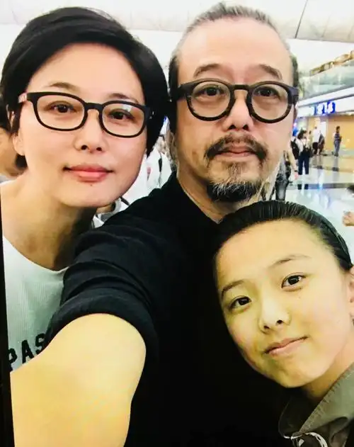 张延女儿的五官像妈妈一样好看漂亮,脸型和身高都十分优越,气质出众