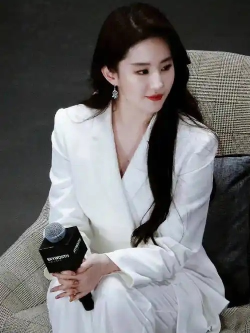 女明星穿白色西服有多绝!看看迪丽热巴杨幂刘亦菲等6位!