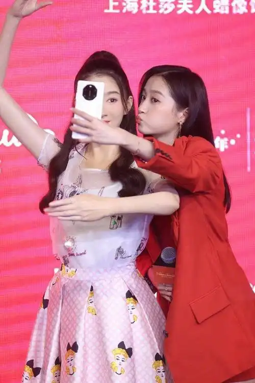 关晓彤入驻上海杜莎蜡像馆见到蜡像捂嘴笑直言比自己漂亮精致