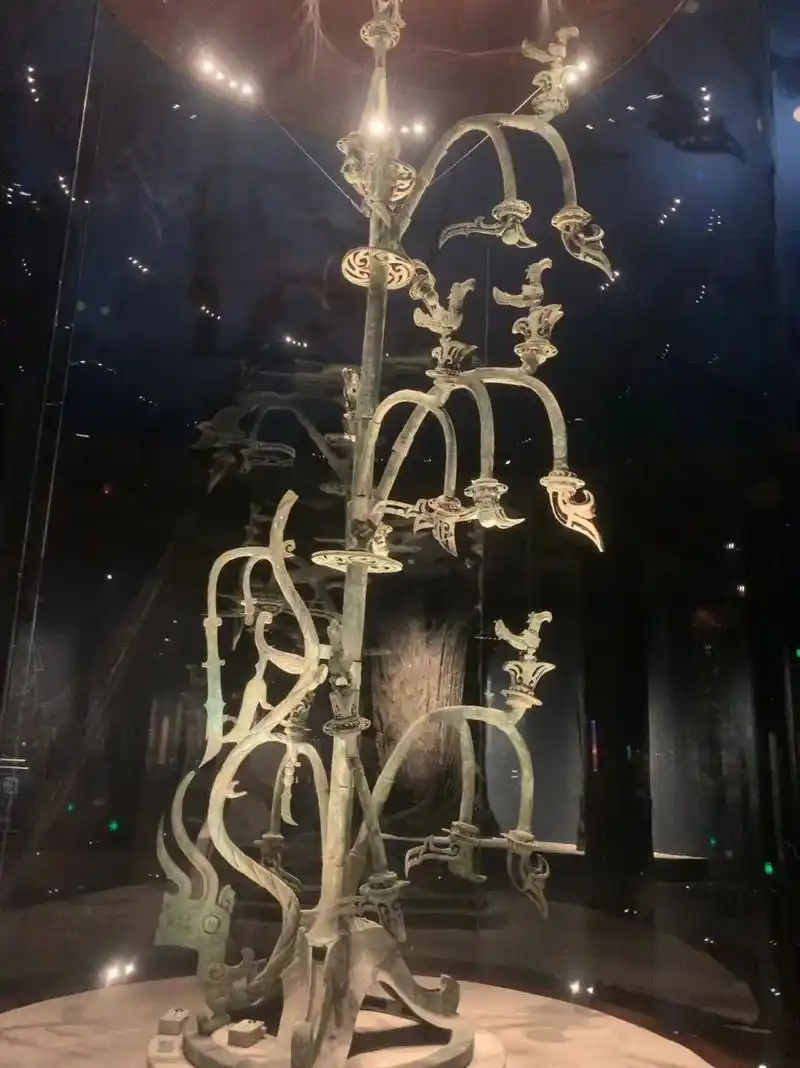 三星堆通天神树,上面有9只金乌神鸟,是古蜀国人根据"十日传说"制造的