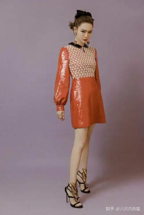 傅菁衬衫配皮裙太好看,168身高就是抢眼,好身材遮不住 - 知乎