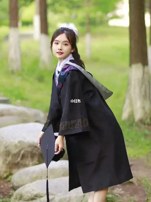 最近都在拍毕业照啦,除了和同学们朋友们的合影自己单人的照片也不要